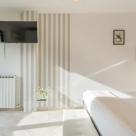 Suite Des Etrangers -Appartamento In Centro-City Center Apartment-Parcheggio Privato- Private Parking Διαμέρισμα