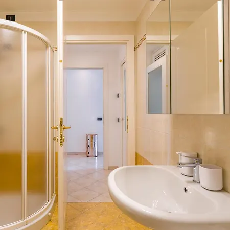 Suite Des Etrangers -Appartamento In Centro-City Center Apartment-Parcheggio Privato- Private Parking Διαμέρισμα *
