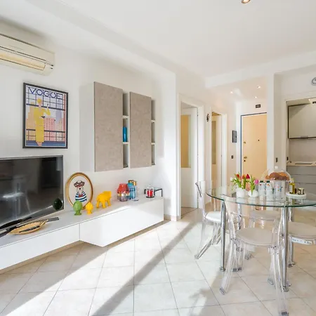 Suite Des Etrangers -Appartamento In Centro-City Center Apartment-Parcheggio Privato- Private Parking Σαν Ρέμο