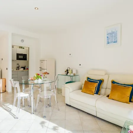 Suite Des Etrangers -Appartamento In Centro-City Center Apartment-Parcheggio Privato- Private Parking